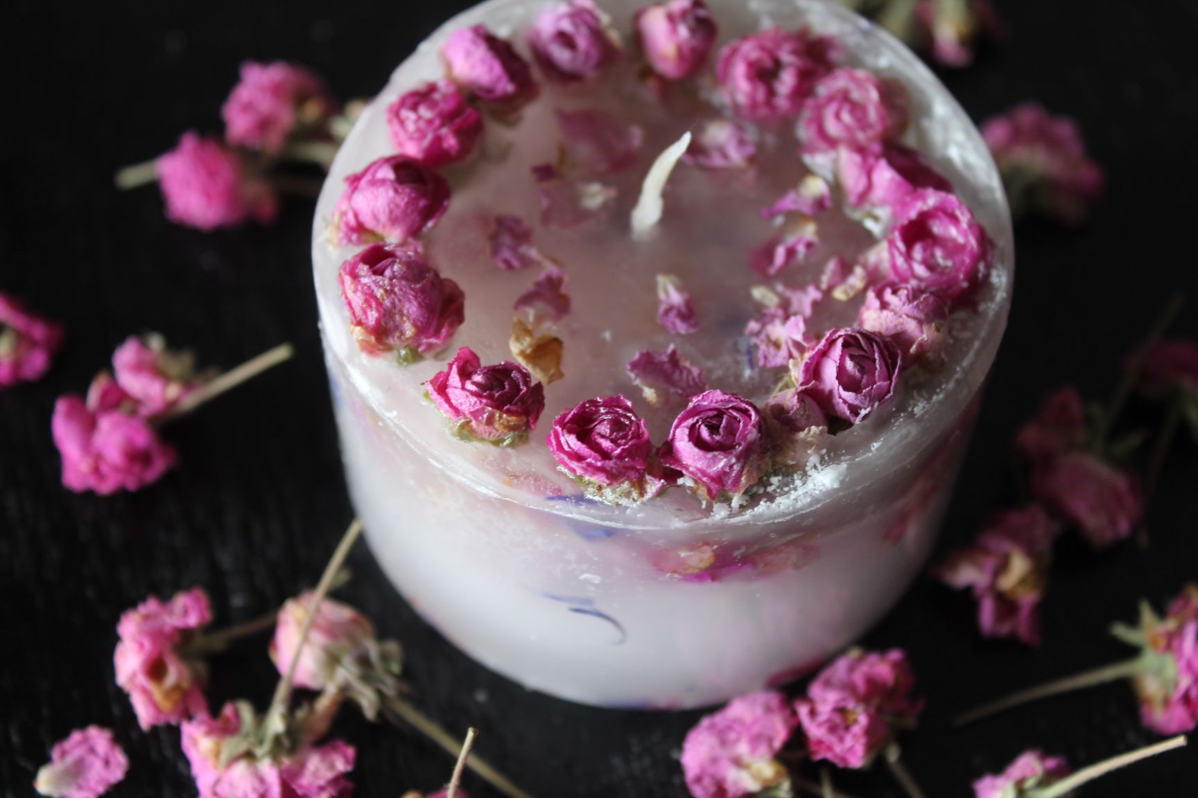 Beautiful Scented Candle with dried flowers