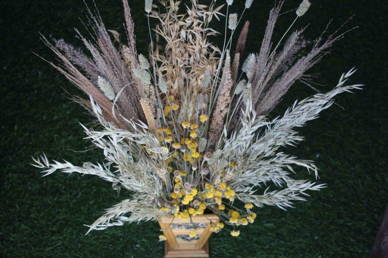 golden-heavy-punch-dried-flowers-bunch